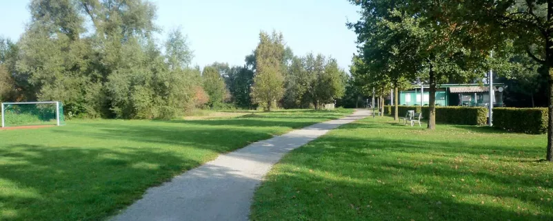 Weg durch einen grünen Park in Vorarlberg