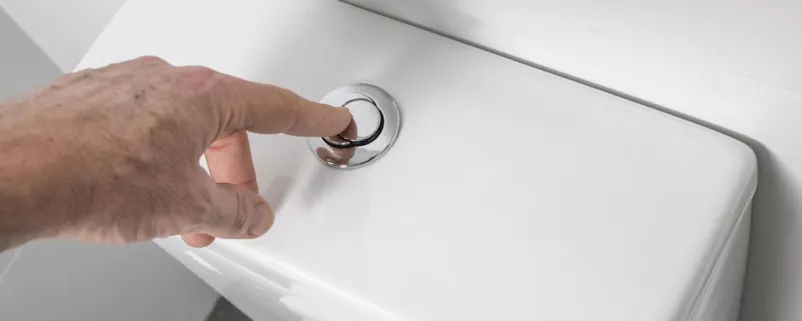 WC-Spülung wird mit Finger betätigt