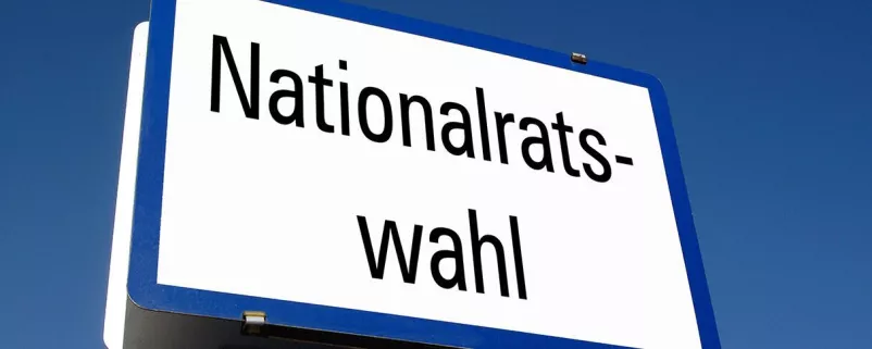 Ortstafel mit Schriftzug zur Nationalratswahl