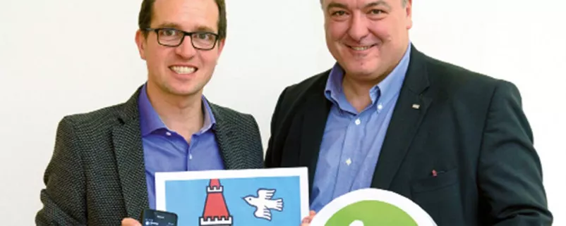 Zwei Personen mit whatsapp Logo aus Pappe