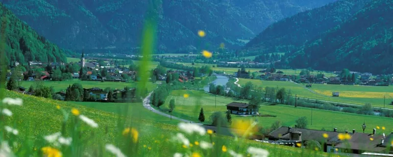 Gemeinde in Tirol mit Fluss und Alpen