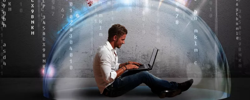 DSGVO - Mann sitzt auf Boden mit Laptop
