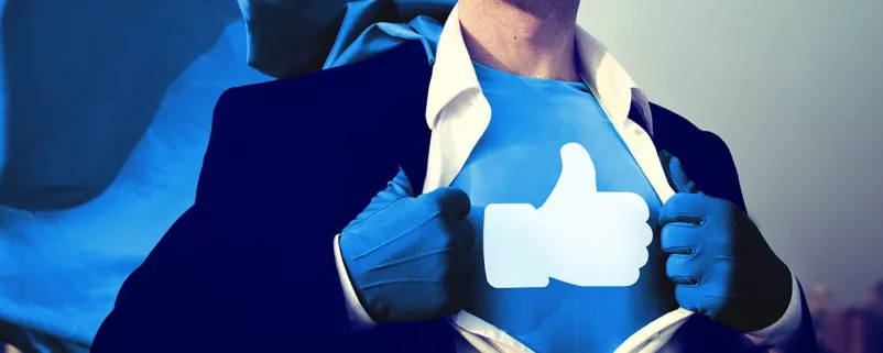 Mann mit Like-Button auf dem Hemd