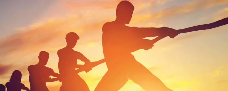 Schatten beim Tauziehen vor Sonnenuntergang