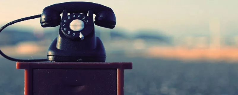 Klassisches Telefon im Freien