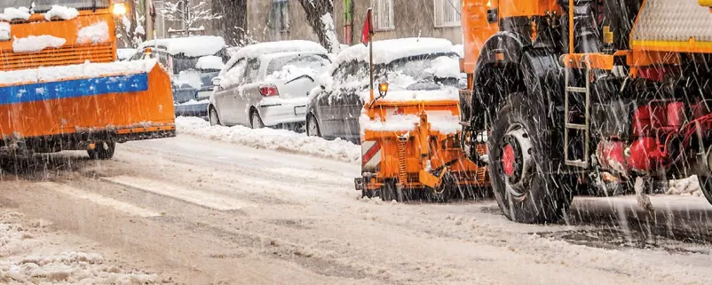 Winterdienst in dreckiger Straße