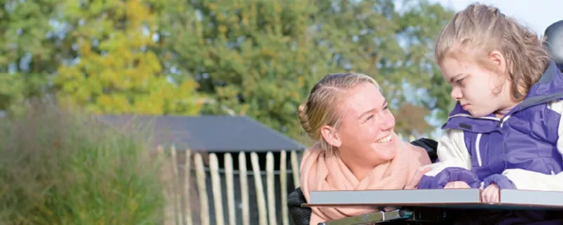 Mutter und Kind in der Natur unterwegs
