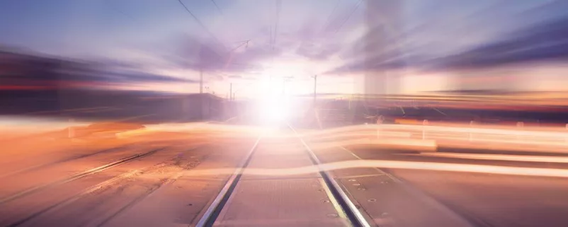 Eisenbahnschienen steuern auf Licht zu