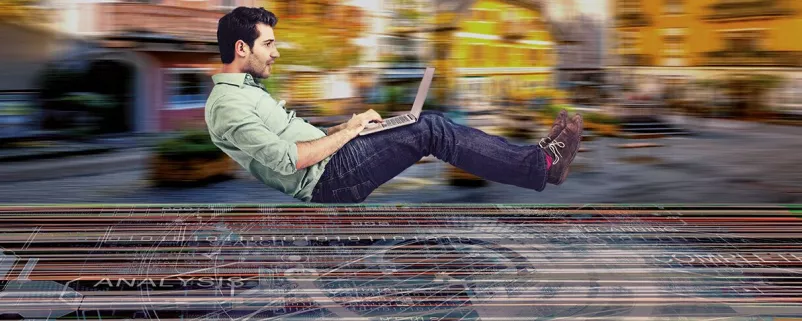 Mann auf dem Weg ins Internet