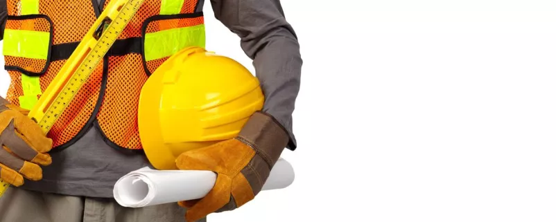 Bauarbeiter trägt Helm unter dem Arm
