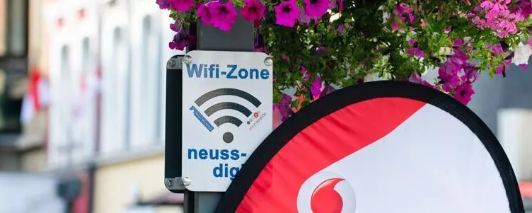 Wifi-Zonen Schild an Straßenlaterne