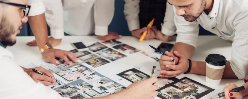 Männer studieren einen Bauplan