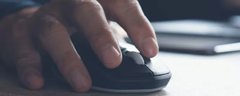 Mann verwendet Computermaus