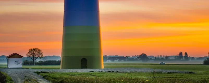 Flache Landschaft im Sonnenuntergang