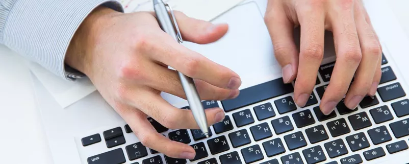 Kommunaler Beschaffer an Laptop