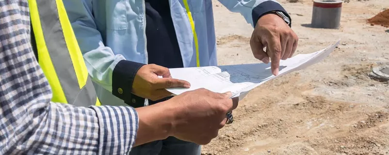 Besprechung über Plan auf Baustelle