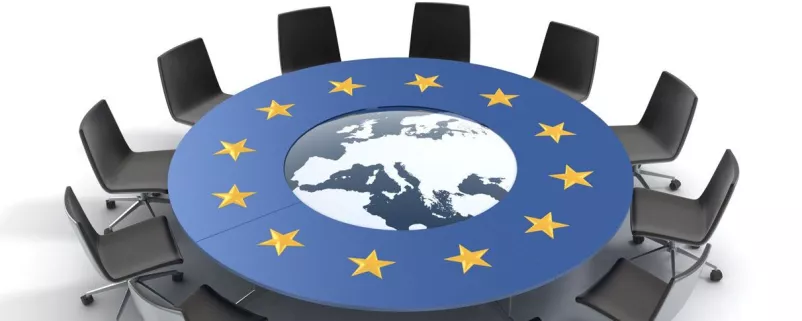 Runder Tisch mit EU-Logo
