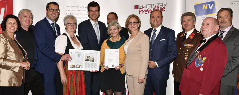Mikl-Leitner und andere Vereinspersonen bei Urkundenüberreichung