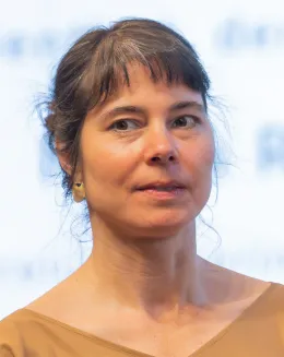  Daten sind die Schlüsselressource. Und hier beginnt das Spannungsfeld: Datenschutz gegen offene Daten, Gemeinwohl gegen wirtschaftliche Verwertung.“ Maria Rost, Bereichsleiterin Digitales im deutschen Verband kommunaler Unternehmen (VKU)