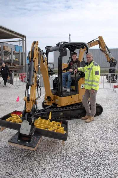 Das Labyrinth-Spiel mit dem Cat 302 war auch beim Fahrer-Nachwuchs sehr begehrt.