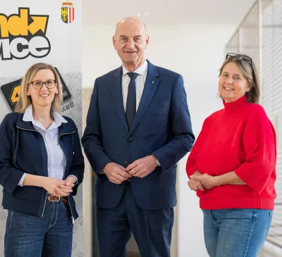 Christa Pacher-Gratzer, Leiterin des JugendService OÖ, Jugend-Landesrat Christian Dörfel und Karin Peham-Strauß, Vorsitzende des Netzwerkes der offenen Jugendarbeit in OÖ 