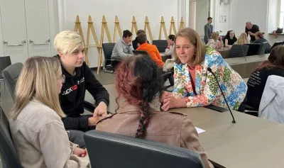 Landesrätin Andrea Klambauer mit Schülerinnen und Schülern.