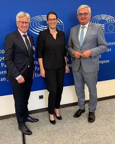 Generalsekretär Walter Leiss und Präsident Alfred Riedl mit der EU-Abgeordneten Barbara Thaler.