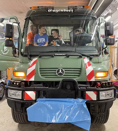 Schüler im Unimog