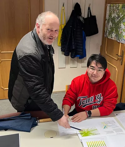 Bernd Gamsjäger, Amtsleiter von Gosau, und Adilet Alymbekov (Master Nachhaltiges Immobilienmanagement/FH Kärnten)