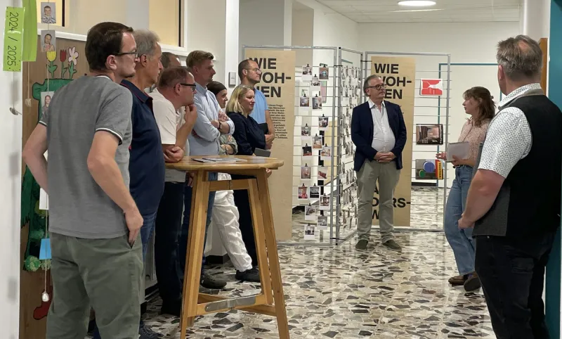 Beim Ausstellungs- und Beteiligungswochenende im Ortskern von Michaelnbach diskutierten Bürger*innen gemeinsam mit dem Gemeinderat die Zukunft der Ortsentwicklung. 