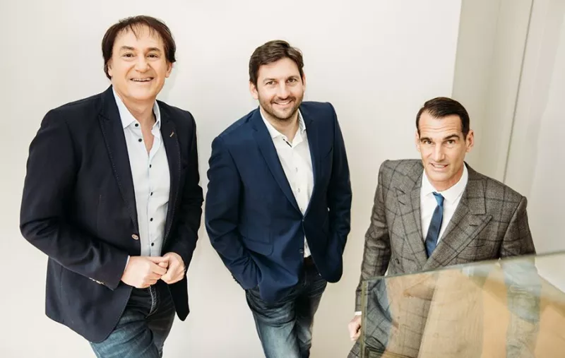 Roman Szeliga, Elmar Rodler und Thomas Schwabl präsentierten den Humor-Report. Foto: Jenia Symonds de Monfort
