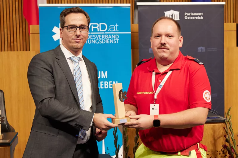 Stefan Schwarz (rechts) vom Samariterbund Alkoven