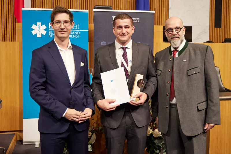 Benjamin Mattlschweiger (Mitte) vom Roten Kreuz Liezen (Steiermark)