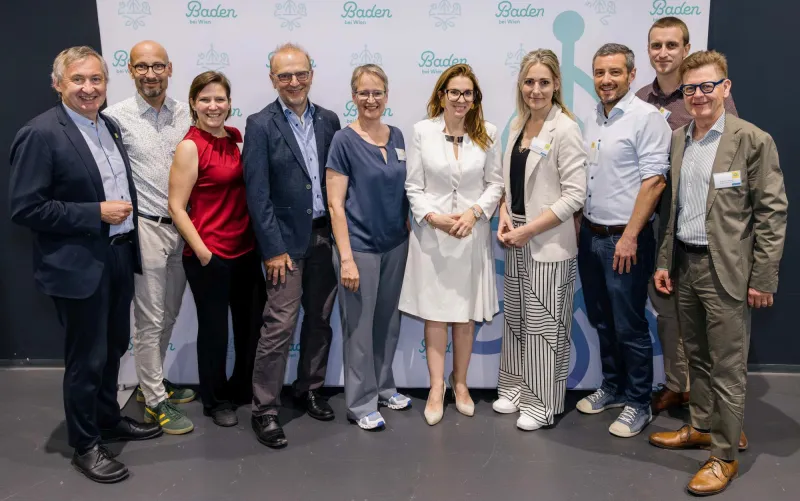 Herbert Greisberger (eNu), Christian Ecker (StR Baden), Katja Fröhlich (AIT), Berd Vogl (Klimafonds), Monika Auer (ÖGUT), Bürgermeisterin Carmen Jeitler-Cincelli, Vera Immitzer (PV-Austria), Kurt Leonhartsberger (impeect), Dominik Kohl (electrify), Gerfried Koch (Klimamodellregion Baden)