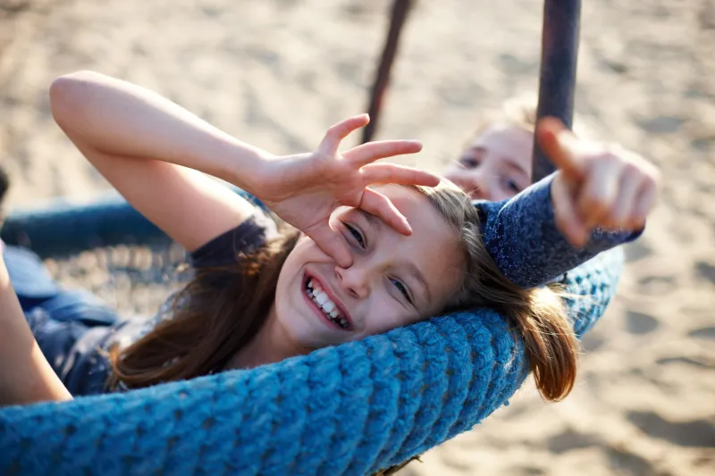 Mädchen in einer Korbschaukel
