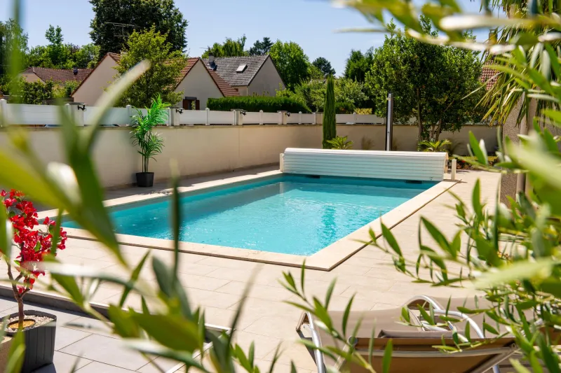 Pool mit Abdeckung