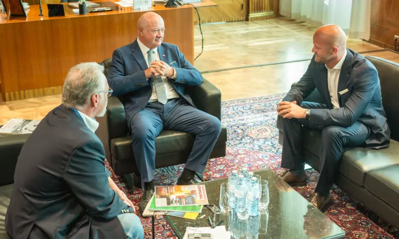 Bundeskanzler Christian Stocker mit KOMMUNAL-Chefredakteur Hans Braun und Kommunalverlag-Geschäftsführer Michael Zimper