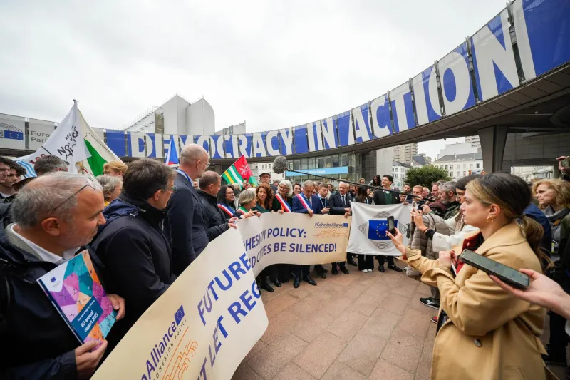 Vertreter der #CohesionAlliance protestieren vor dem EU-Parlament gegen den Haushaltsentwurf der EU-Kommission.