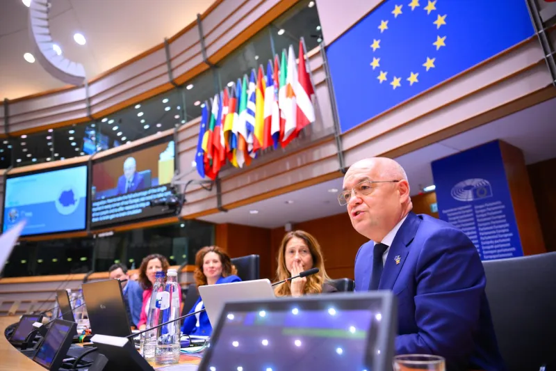 [Bild 18] © European Union / John Thys  Text: „Lokale und regionale Gebietskörperschaften sind nicht nur Umsetzer von anderswo getroffenen Entscheidungen. Sie sind die wahren Architekten der Transformation“, stellt der Bürgermeister von Cluj-Napoca, Emil Boc, klar.