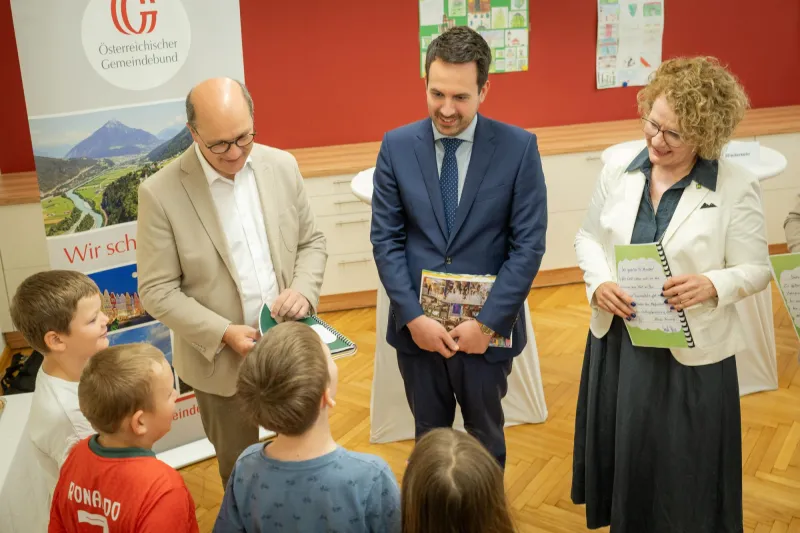 Gemeindebundpräsident Johannes Pressl, Bildungsminister Christoph Wiederkehr und die niederösterreichische Bildungslandesrätin Christiane Tesch-Hofmeister 