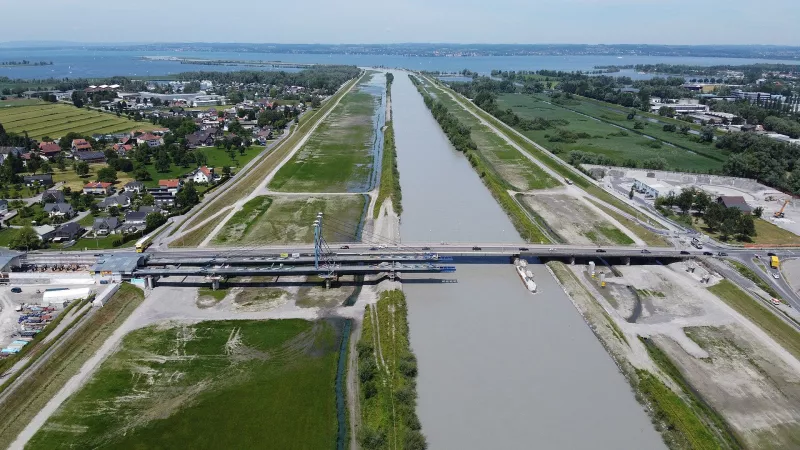 Der begradigte Neue Rhein mit der Rheinbrücke