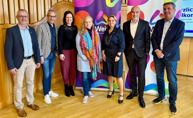 Der Leiter der Finanzverwaltung der Stadt Weiz, Karl Biermayer, Finanzstadtrat Roman Neubauer, die stellvertretende Leiterin der Finanzverwaltung, Petra Neuhold, Vizebürgermeisterin Monika Langs, Bürgermeisterin Bettina Bauernhofer, Peter Pilz (BDO) und Amtsleiter Martin Bauer.