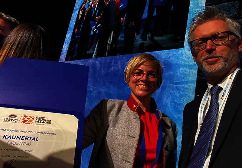 Geschäftsführerin Michaela Gasser-Mark vom TVB Tiroler Oberland nahm gemeinsam mit dem österreichischen Botschafter Christian Ebner die hohe Auszeichnung in Madrid entgegen.