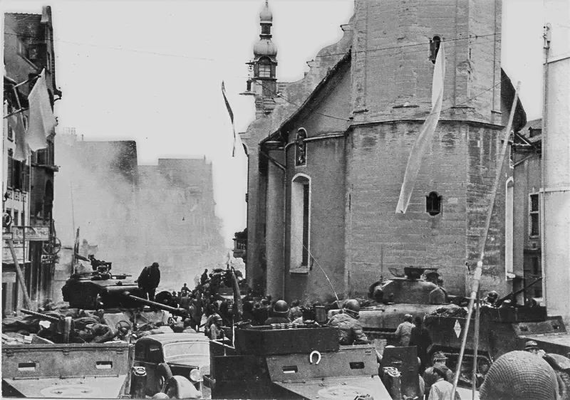 Panzer der 1. Französischen  Armee beim Einmarsch in Bregenz. 