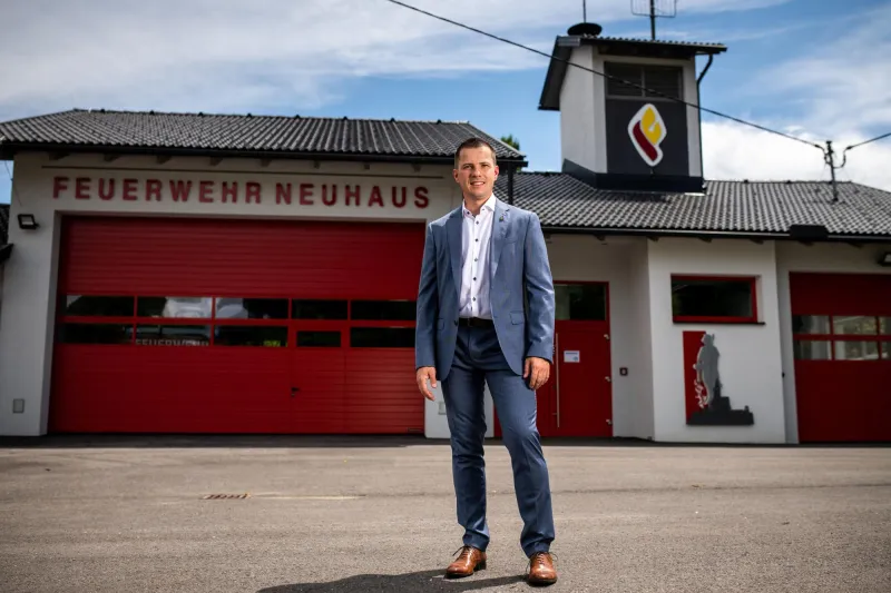 Patrick Skubel vor Feuerwehrhaus