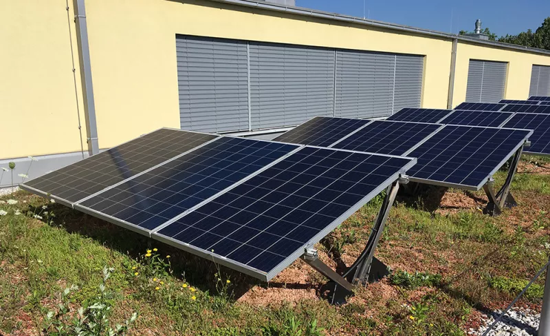 Photovoltaik-Anlage auf dem extensiven Gründach des Kindergartens Bad Vöslau