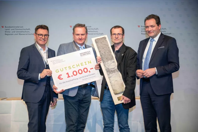 Die Vertreter der Gemeinde Wolkersdorf mit Umweltminister Norbert Totschnig.