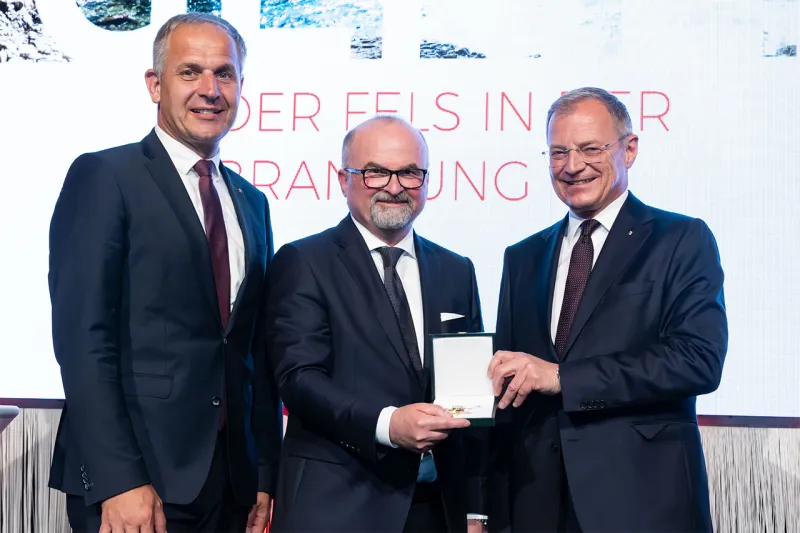 Im Rahmen des Gemeindetages verlieh Landeshauptmann Stelzer (rechts) außerdem das Silberne Ehrenzeichen des Landes Oberösterreich  an Franz Flotzinger, Direktor des OÖ&nbsp;Gemeindebundes (Mitte)