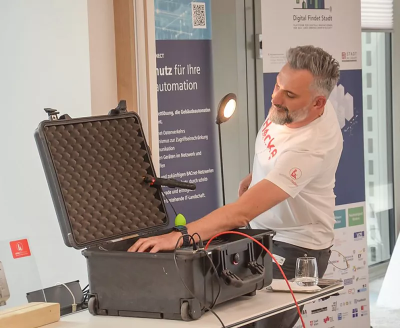 Marco Di Filippo von den whitelisthackers demonstriert, wie einfach es ist, sich in ein Gebäudekontrollsystem zu hacken.