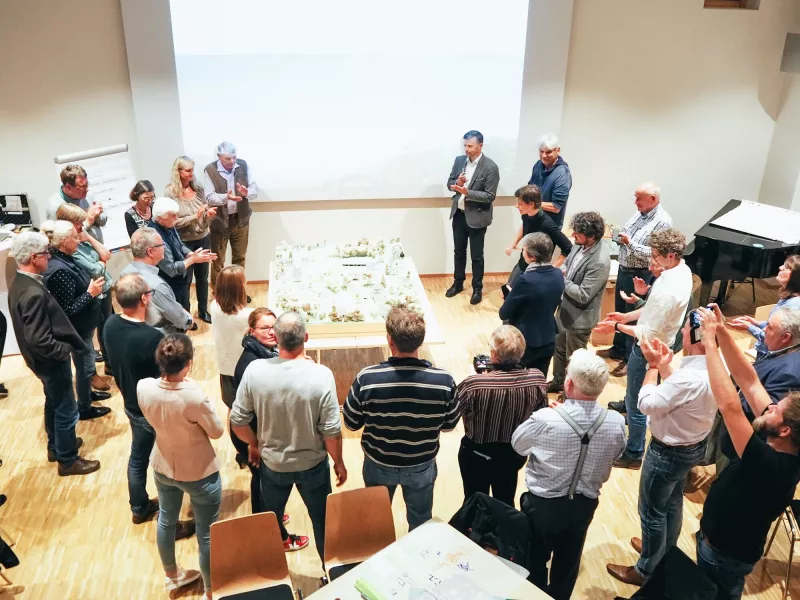 Im Rahmen einer Ideenwerkstatt lotet nonconform – wie hier in Bad Feilnbach – Assoziationen, Ängste, Wünsche, Ideen und Visionen aus, die sukzessive umgesetzt werden sollen.